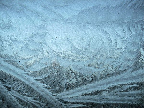 typische "Eisblumen" an Innenfenstern von Umgebindehäusern typische "Eisblumen" an Innenfenstern von Umgebindehäusern